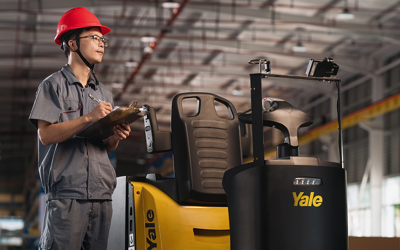 Warehouse-workers-reviewing-order-picking-details-on-a-tablet